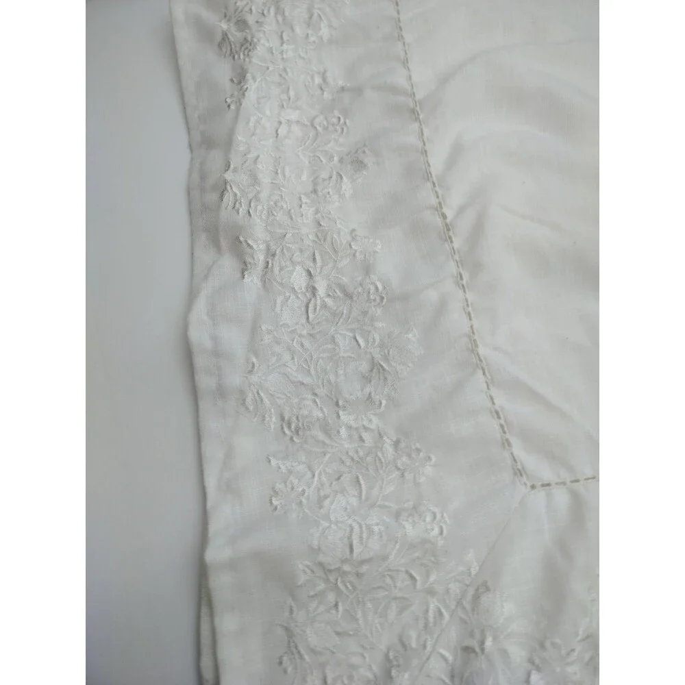 CYNTHIA ROWLEY Embroidered White Tablecloth 104 x 60